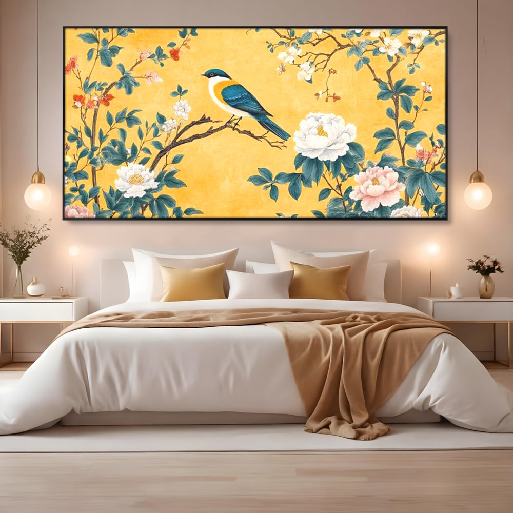 Tablou canvas cu tablou canvas cu pasare pe creanga si bujori, in rama de aluminiu negru, pe perete intr-un dormitor